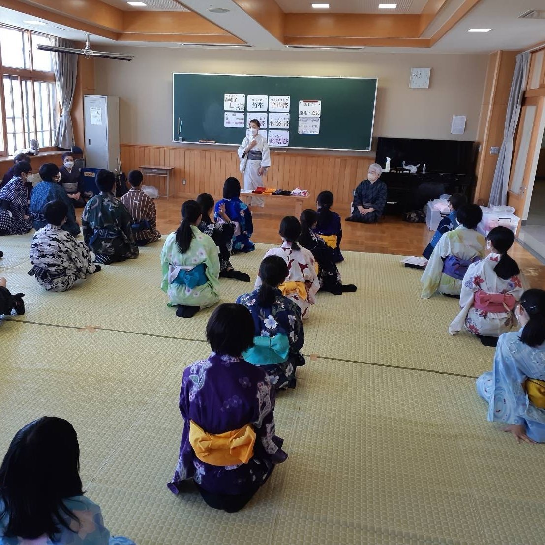 本日旭川校では永山中学校できもの授業💐浴衣の着つけは勿論、たたみ方や浴衣を着て正座することも初めてという生徒さんが多いのでは😌... [小林豊子きもの学院【Twitter】]