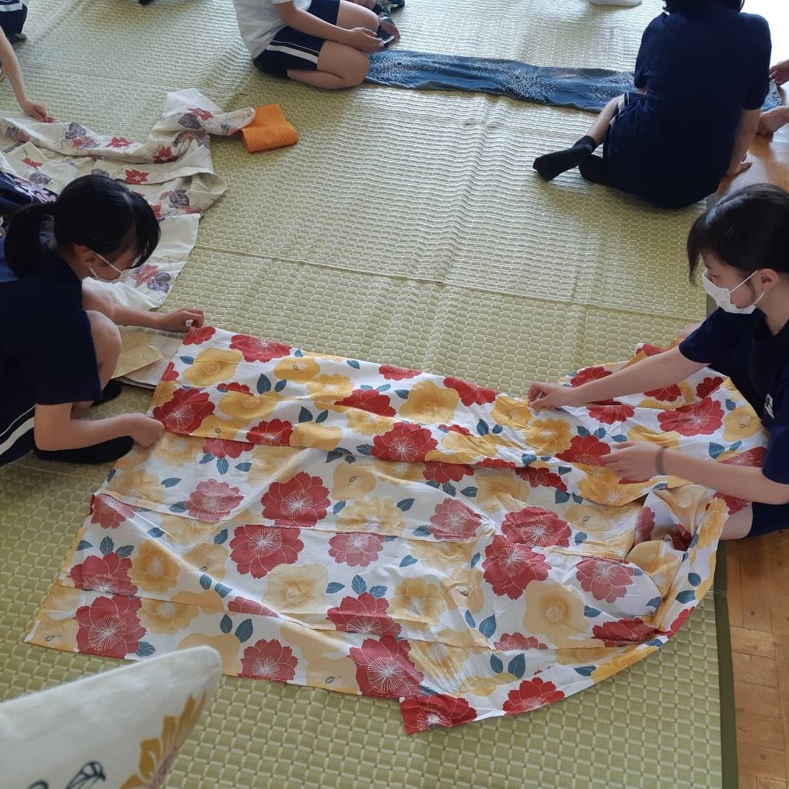 本日の旭川校は永山中学校できもの授業💐一度説明を聞いただけではなかなか難しいたたみ方でも二人で考えながらならできそう✨浴衣を通... [小林豊子きもの学院【Twitter】]