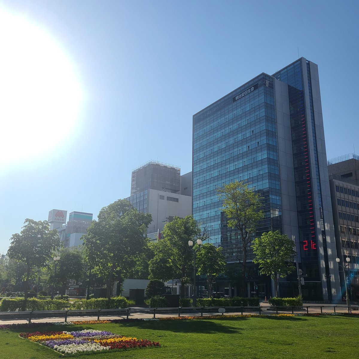 おはようございます☀️学院本部のある札幌大通公園⛲朝6時30分で気温が21度‼️今日の北海道は真夏日になる地域も🌻単衣の準備に余念がない.... [小林豊子きもの学院【Twitter】]