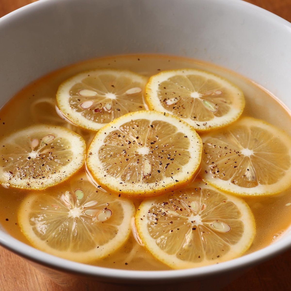 こんばんは😃今夜は少し冷えるので、レモンラーメンなんてどうですかー？？ジンギスカンにお酒にラーメンで心も体もあたたまりません... [バル　FUJIYAMA【Twitter】]