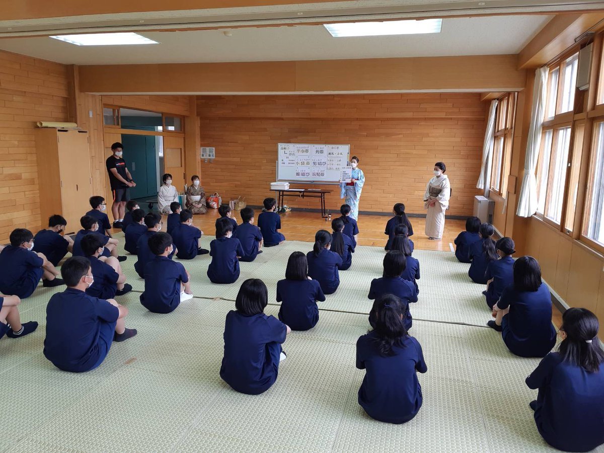 本日の旭川校は東明中学校きもの授業💐実習の始めは帯の説明とデモンストレーションから💐初めて耳にする·目にすることに興味が湧いてい... [小林豊子きもの学院【Twitter】]