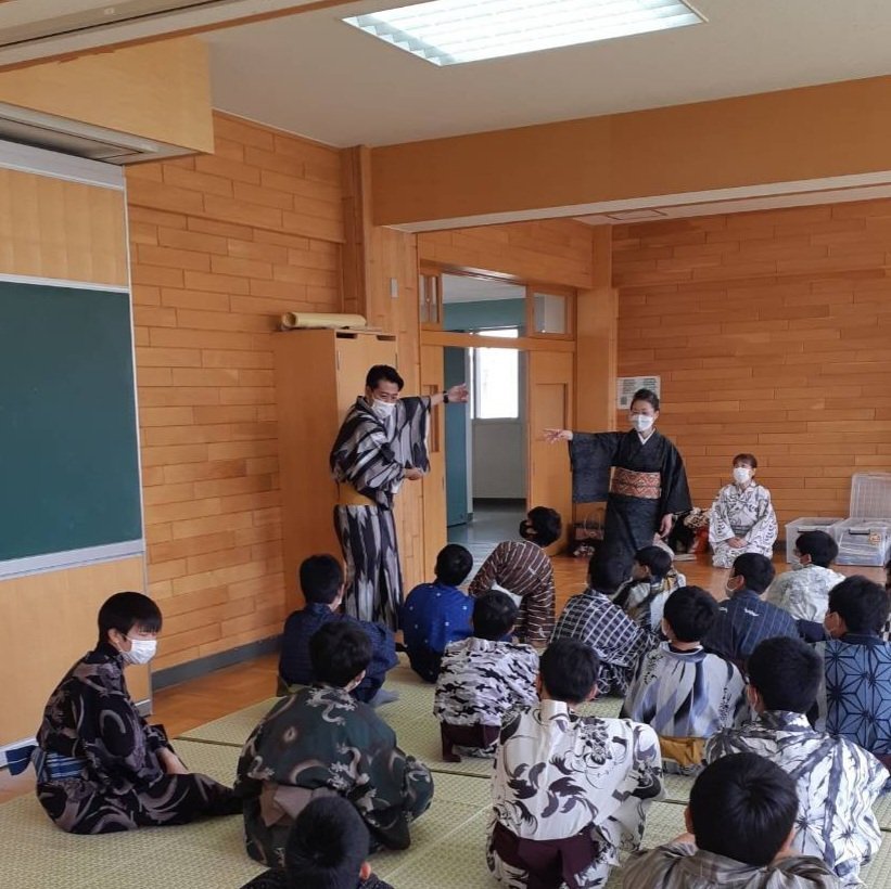 本日の旭川校💐東明中学校きもの授業では担任の先生も浴衣自装(自分で着ること)体験✨生徒達と共に和装の特性を体感いただきました👏着た... [小林豊子きもの学院【Twitter】]