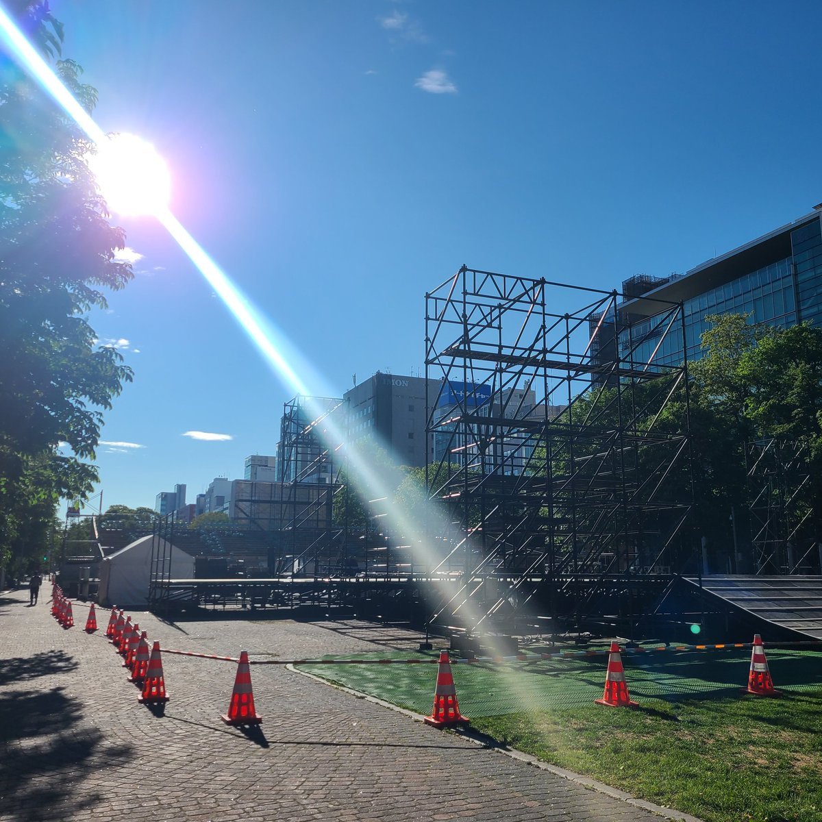 おはようございます☀️久しぶり晴れやかな札幌大通公園⛲3年ぶり開催YOKOSAIソーラン祭りのステージがもうすぐ完成✨北海道の初夏を彩る..... [小林豊子きもの学院【Twitter】]