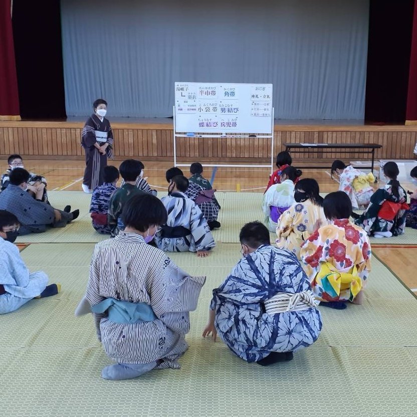 本日の旭川校💐下川中学校きもの授業の様子です🏫初めて自分で浴衣を着た感覚はどんなだったでしょう❔難しい苦しい楽しいまた着たい❕そ... [小林豊子きもの学院【Twitter】]