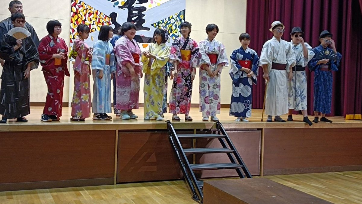 昨日の札幌校 浜益中学校できもの授業👘浴衣自装体験の後は全校生徒でランウェイショー💐美術の時間に小物や飾りを制作されたそう👏日本... [小林豊子きもの学院【Twitter】]