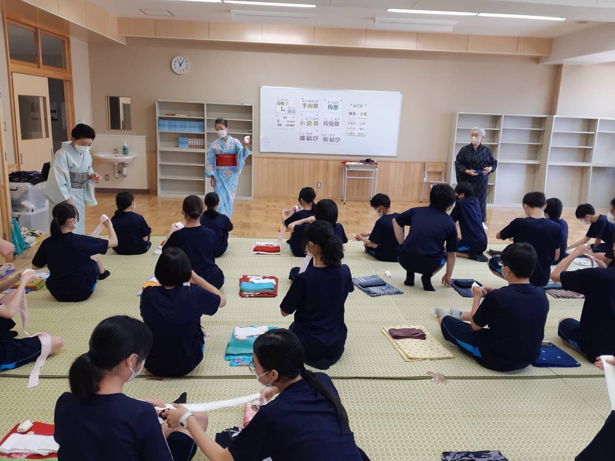 昨日の旭川校 中央中学校でのきもの授業の様子👘浴衣着つけ実習の冒頭 腰紐を扱いやすくするためクルクル巻いています😌実際に結ぶ際ス... [小林豊子きもの学院【Twitter】]