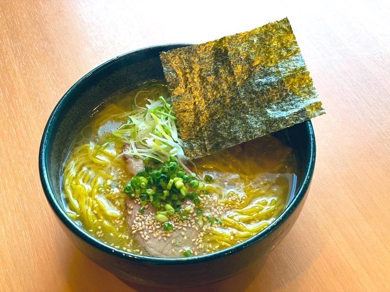 明日は朝ラー営業です😊☀️レアな『あっさり鶏塩』のご提供です🍜朝ラー限定のスープをご用意しておりますのでくどくないラーメンです... [らぁめん銀波露 札幌手稲店【Twitter】]