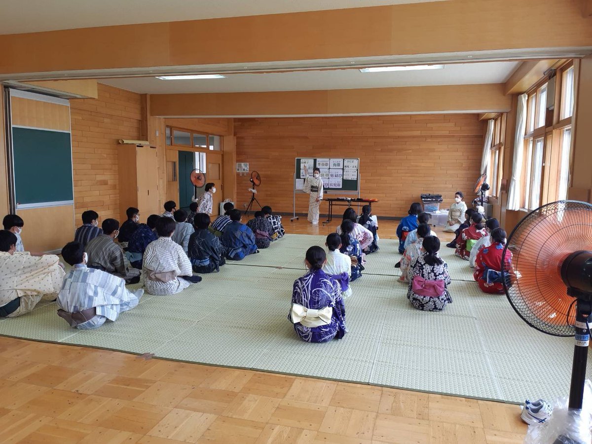 昨日の旭川校 東明中学校でのきもの授業の様子👘真夏日の暑さの中ですが大型扇風機稼働で頑張っていただいています😄浴衣ならではの袖口... [小林豊子きもの学院【Twitter】]