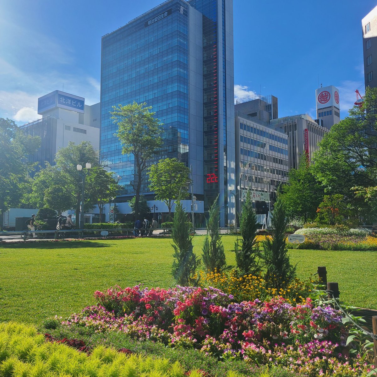 おはようございます☀️学院本部のある札幌大通公園6:30の気温が既に22度🔥花フェスタの開催される今日は真夏日の予報🌼お出かけには夏も.... [小林豊子きもの学院【Twitter】]