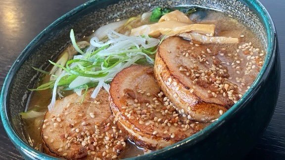 夜はこってり『厚切り炙りバラチャーシュー麺』をおすすめします🍜🔥🔥本日は朝ラー、昼営業と暑い中のご来店ありがとうございました😭🙏.... [らぁめん銀波露 札幌手稲店【Twitter】]