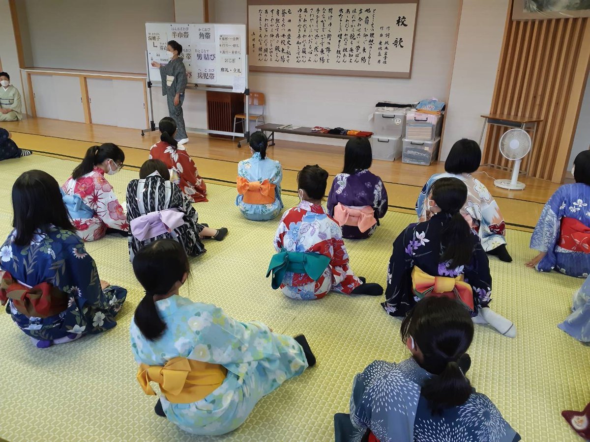 昨日の旭川校 東陽中学校でのきもの授業の様子👘湿度の高い中での実習でしたが💦女子生徒の皆さん帯結びがきれいにできていますね✨自分... [小林豊子きもの学院【Twitter】]