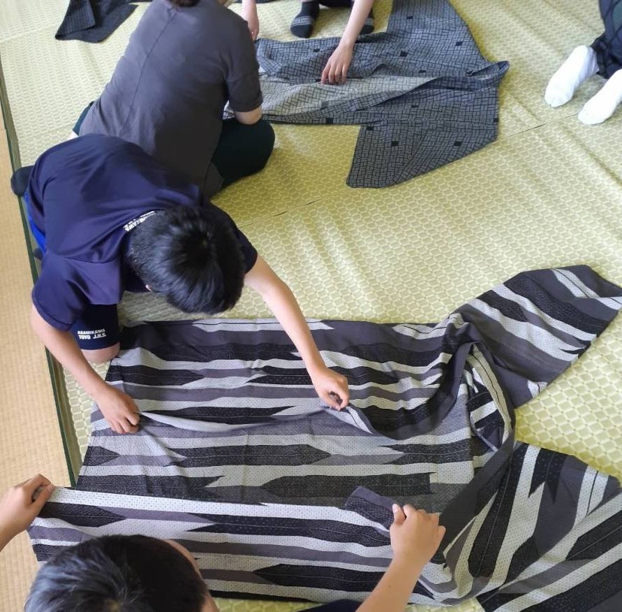 昨日の旭川校 東陽中学校きもの授業二日目の様子👘着終わった浴衣を折り目正しくたたむことは片付けだけではなく次に着るための準備で... [小林豊子きもの学院【Twitter】]