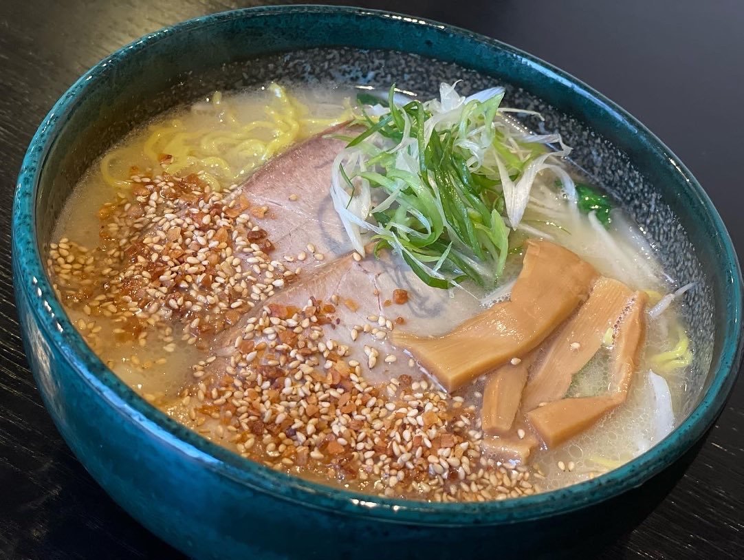 香ばし塩らぁめんはニンニクや生姜が入っていないのでスープの味がダイレクトに感じられます😊北海道産の豚骨を長時間煮込んで完成す... [らぁめん銀波露 札幌手稲店【Twitter】]