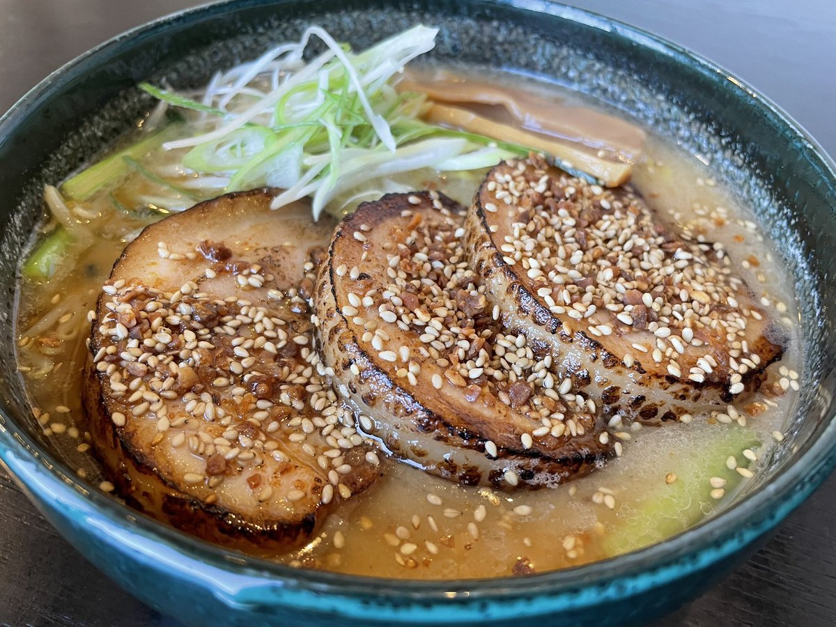 銀波露手稲店No. 1こってりメニュー🍜🔥『厚切り炙りバラチャーシュー麺味噌』柔らかいバラチャーシューと数種類の味噌と北海道味噌... [らぁめん銀波露 札幌手稲店【Twitter】]