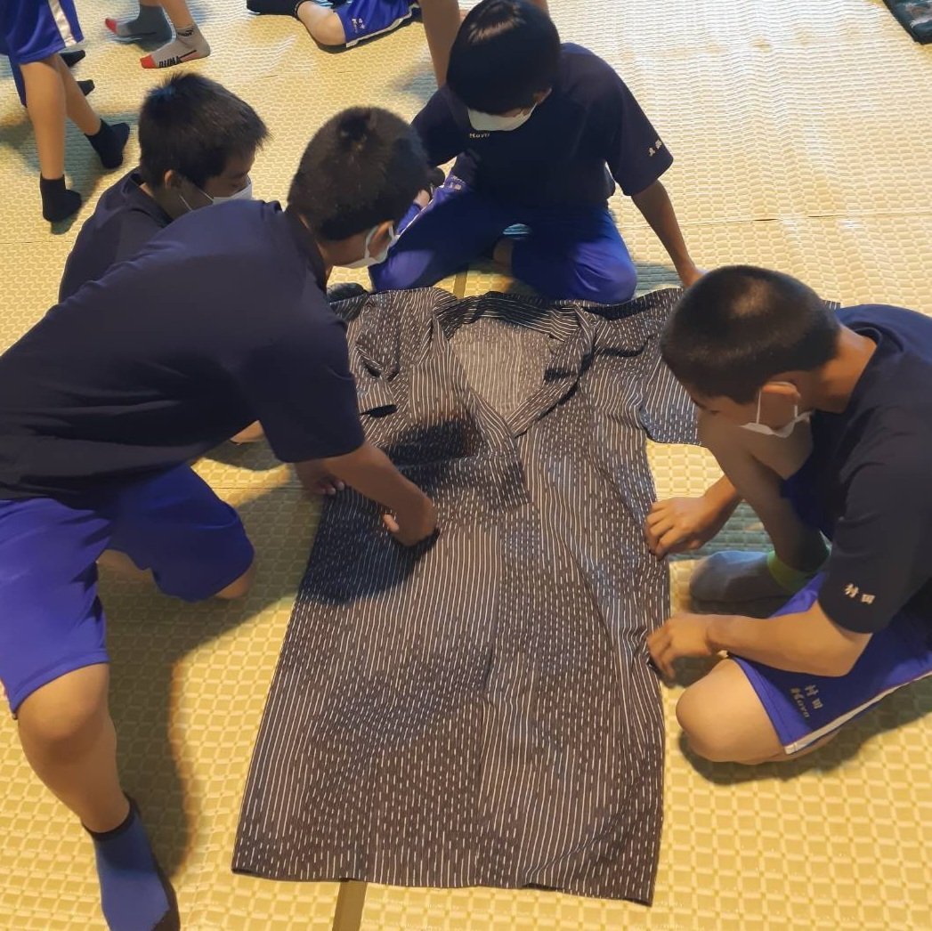 昨日の旭川校 光陽中学校きもの授業の様子👘「浴衣をたたむ」なんてきっと人生初の体験👏きれいにたたむことは感謝の気持ちをカタチにす... [小林豊子きもの学院【Twitter】]