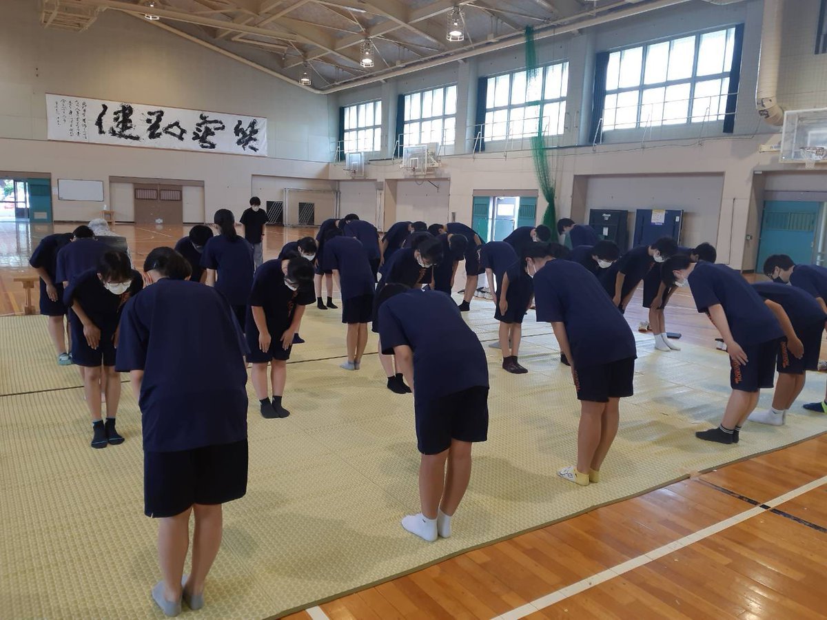 昨日の旭川校 北門中学校でのきもの授業の様子👘浴衣着付けとともに行うマナー実習✨相手を思う気持ちをカタチにするのがマナー💖何気な... [小林豊子きもの学院【Twitter】]