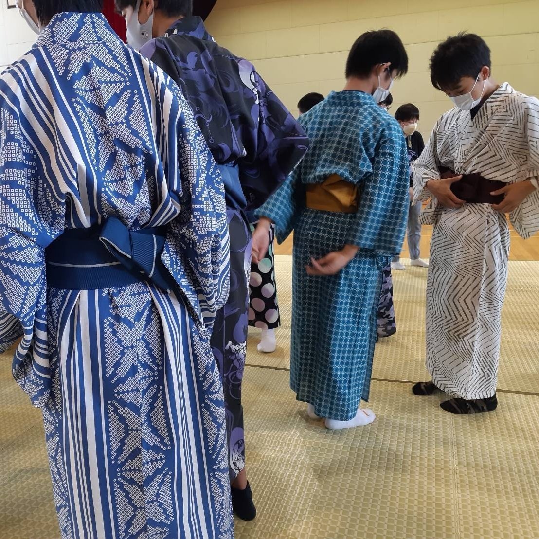 昨日の旭川校 北門中学校でのきもの授業二日目の様子👘男子は浴衣を自分で着るのは初めてという生徒さんがほとんど😌互いに教えあったり... [小林豊子きもの学院【Twitter】]