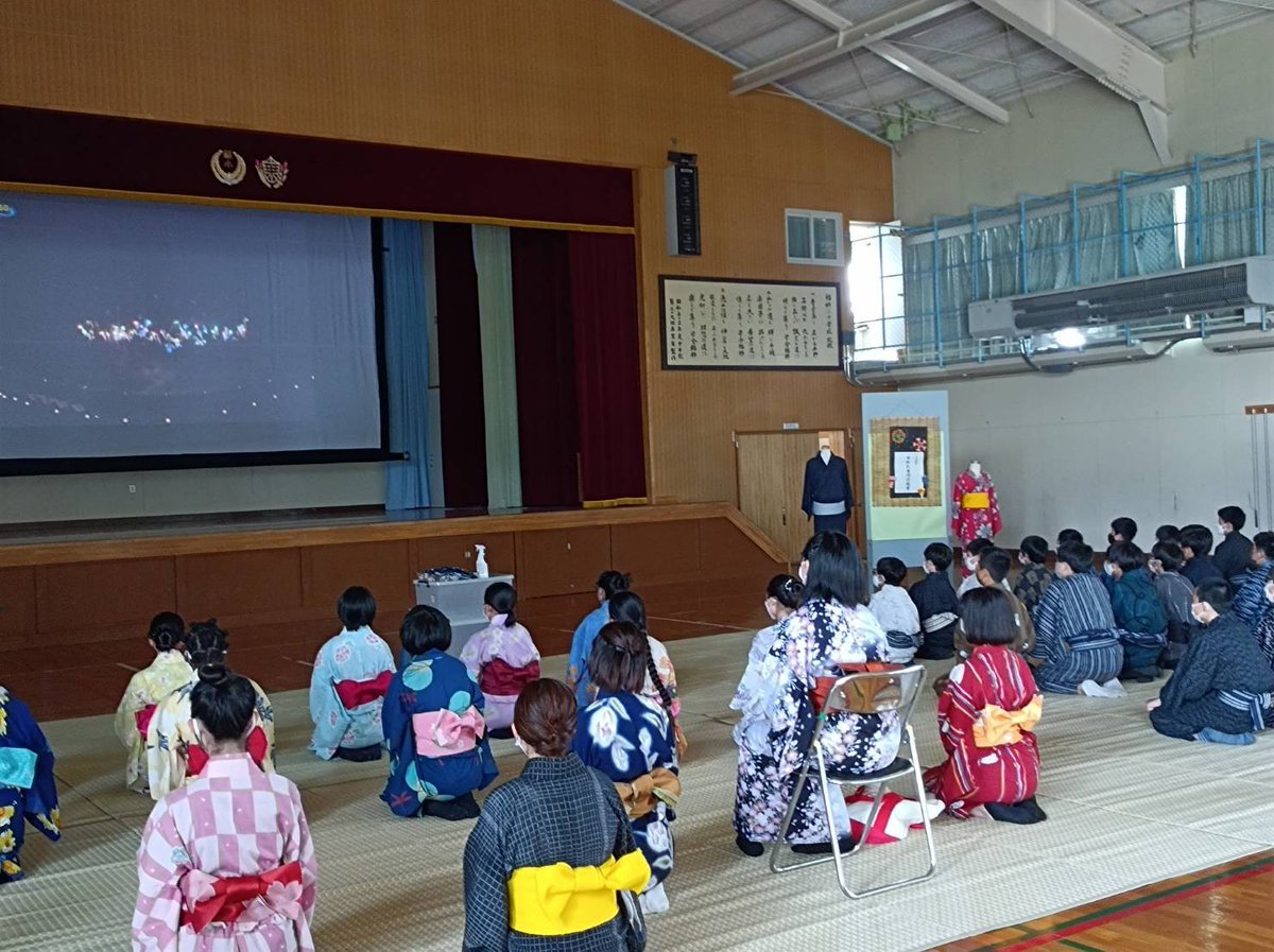 昨日の札幌校 福移中学校きもの授業の様子👘この数年中止の花火大会を映像で再現🎆夏·浴衣·花火🌌日本の夏の記憶を演出くださる担当教諭..... [小林豊子きもの学院【Twitter】]