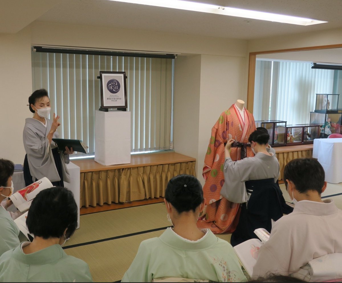 先日開催しました宮島流衣紋会５年制門下生の研修風景💐国風文化の始まりであり時代衣裳の原点とも言われる十二単💖着装手順には何度見... [小林豊子きもの学院【Twitter】]