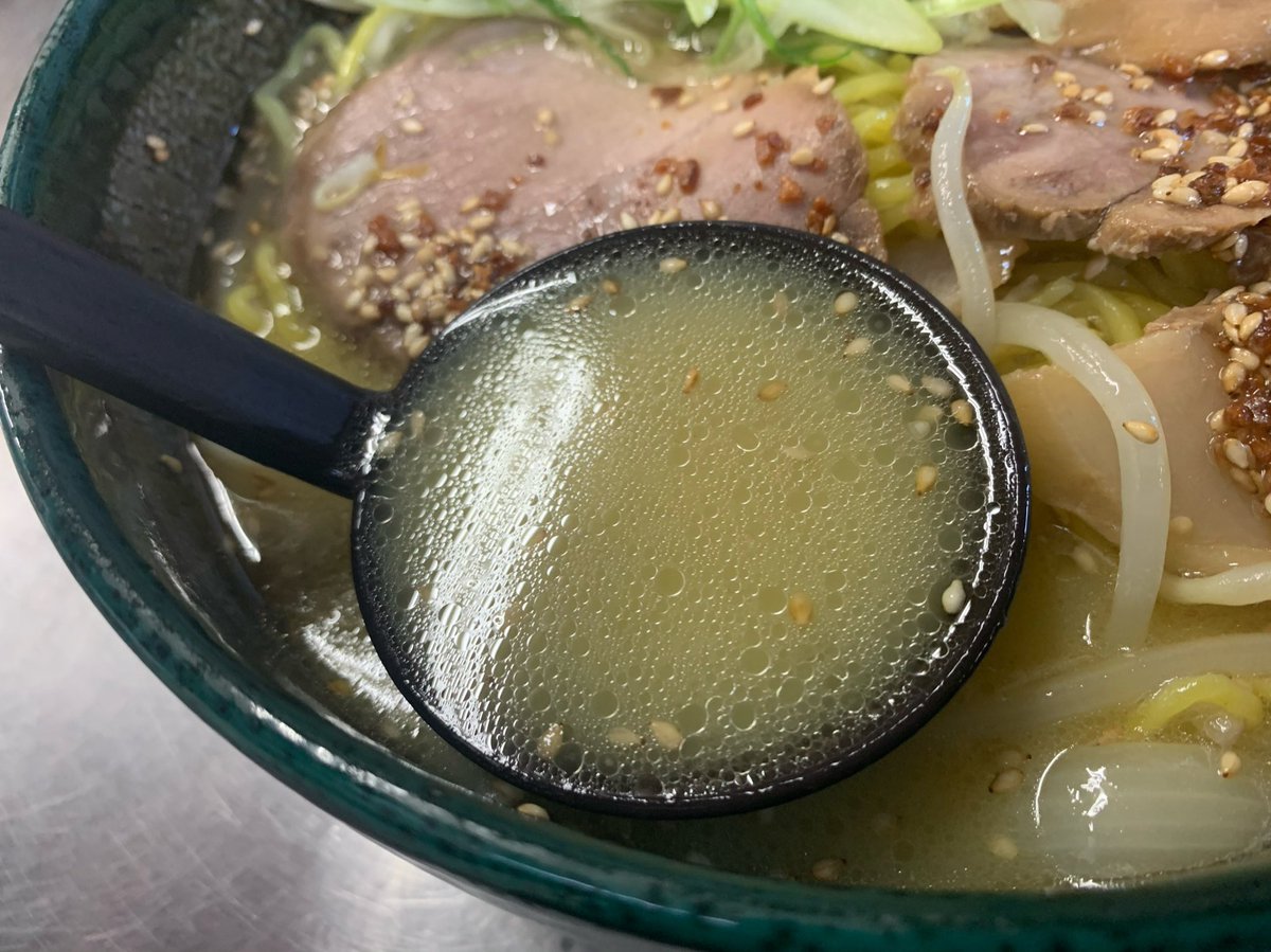 銀波露のおすすめは醤油なのですが塩もぜひ食べてほしいです😎🍜香ばしさ、玉ねぎの甘さ、スープの旨味、麺の香りがどーんと感じられ... [らぁめん銀波露 札幌手稲店【Twitter】]