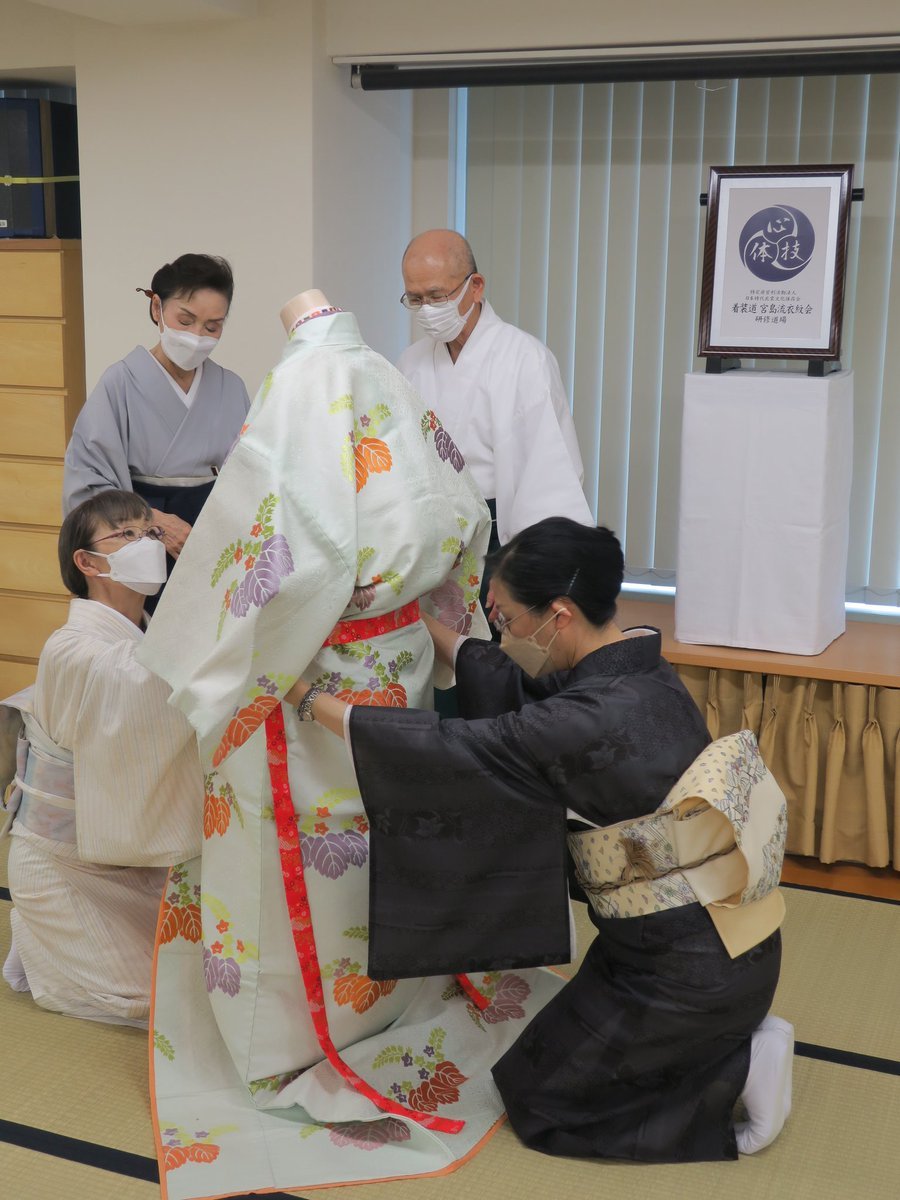 先日開催しました宮島流衣紋会教授会の研修風景💐室町時代末期から始まったと言われる上流武家婦人の夏の正装「腰巻姿」✨打掛の小袖を... [小林豊子きもの学院【Twitter】]