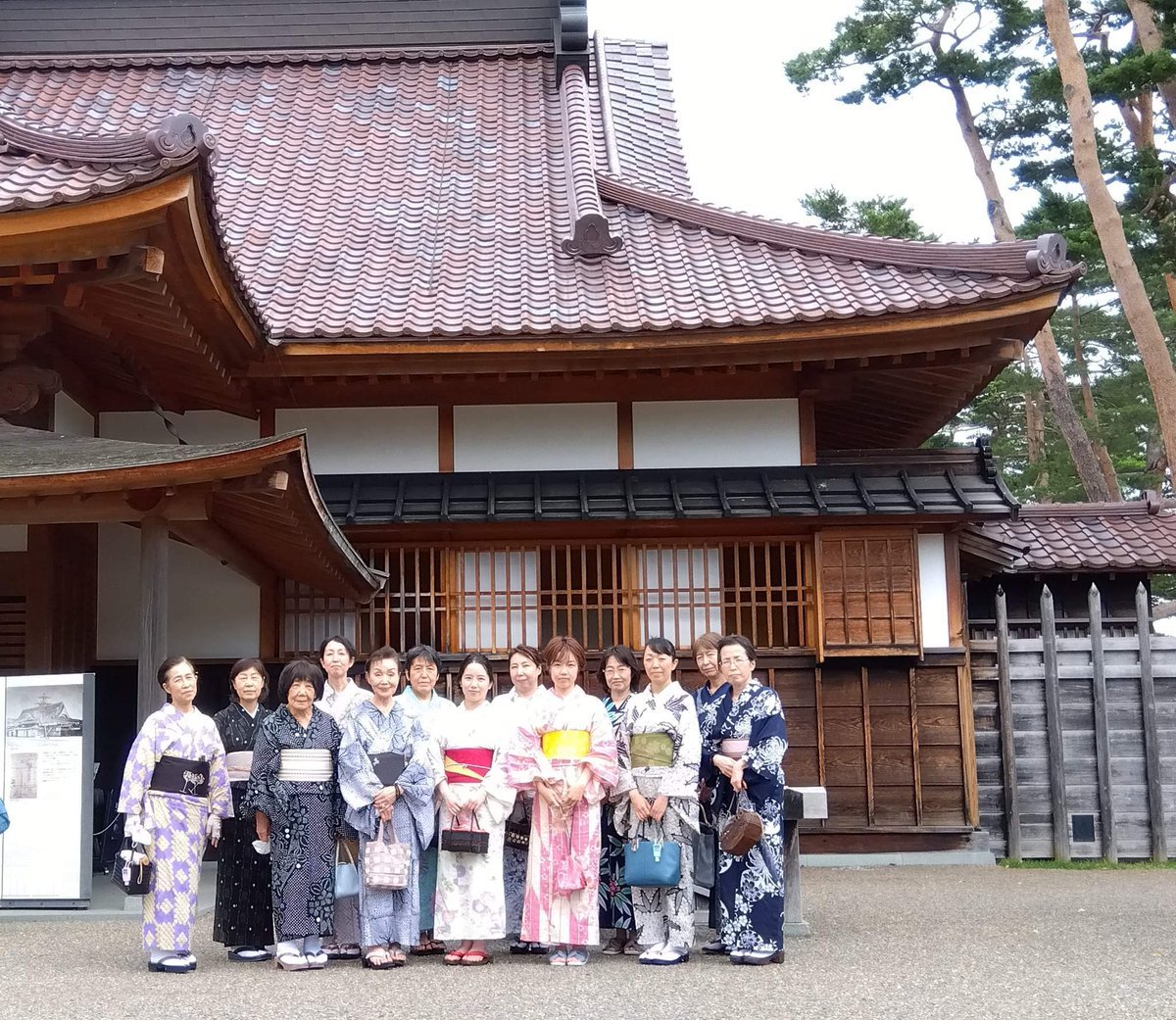 7月31日開催しました函館校浴衣まつりの様子ですhttps://t.co/auXFNibrUb七夕へ向け短冊に願い事をしたためたりポチ袋を折... [小林豊子きもの学院【Twitter】]