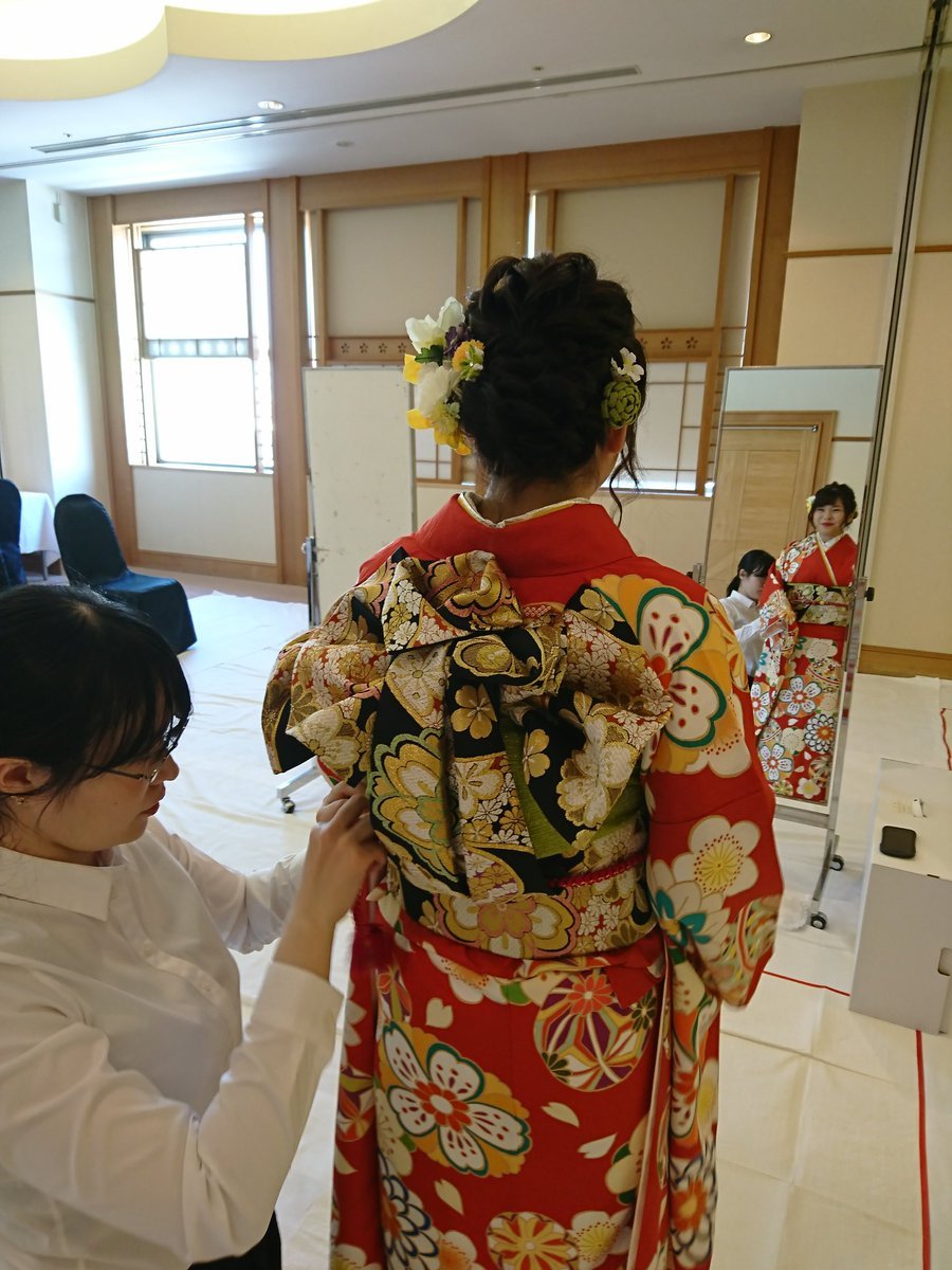 本日から三日間札幌校は成人式前撮りの振袖着つけを担当いたします💐外は暑さで大変ですがこの日を心待ちにしていたお嬢さんとご家族の... [小林豊子きもの学院【Twitter】]