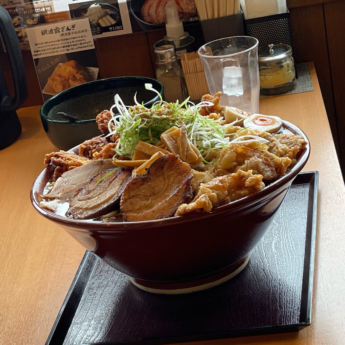 先日、マックス鈴木さんが銀波露手稲店にて4kgのこの日限定のラーメンに挑戦してくださりました🤩🔥2021年に続いて2年連続でお店へ足..... [らぁめん銀波露 札幌手稲店【Twitter】]