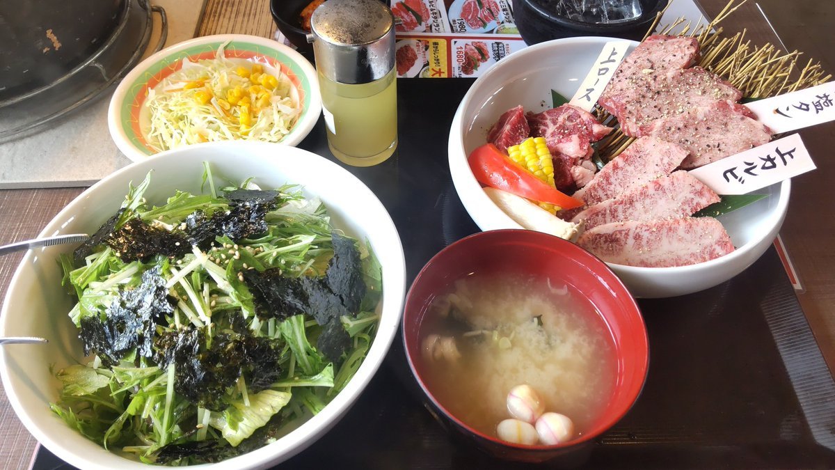 今日のお昼ごはんは、焼き肉ランチ!ご飯は無し、その分、サラダが大盛りです（笑） [おもちゃの平野【Twitter】]