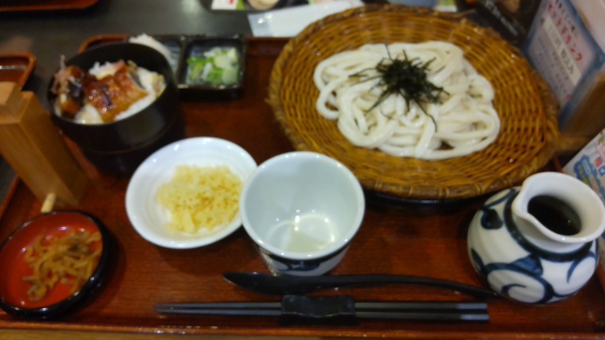 今日はお休みですが、お昼ごはんは寿司ではない。うどーん。（笑） [おもちゃの平野【Twitter】]