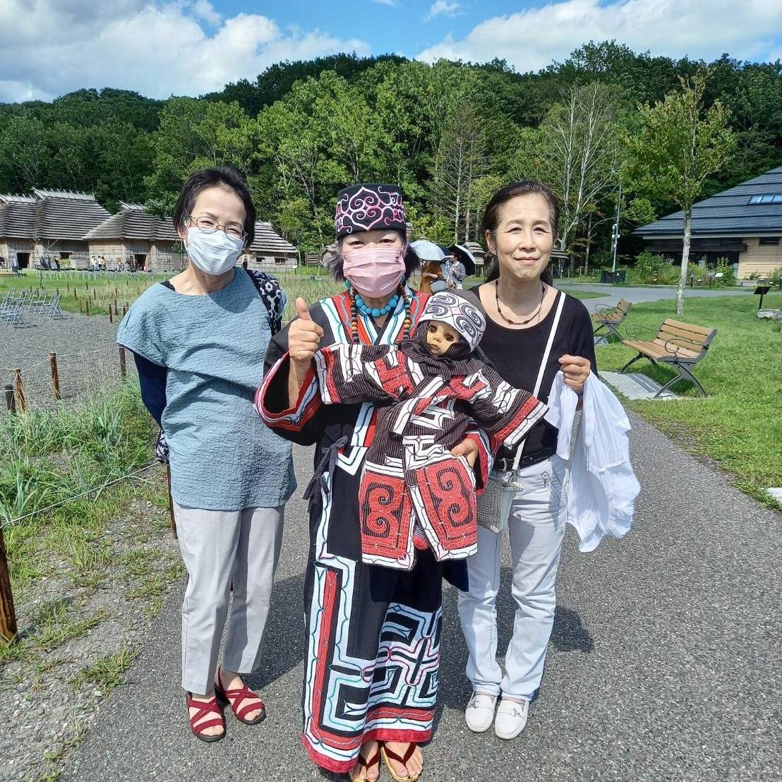 【講師達の休日⑥】 #民族共生象徴空間ウポポイ で #ムックリ (竹と糸でできた口琴)の演奏や木綿に切り抜きや刺繍で文様をほどこした民... [小林豊子きもの学院【Twitter】]