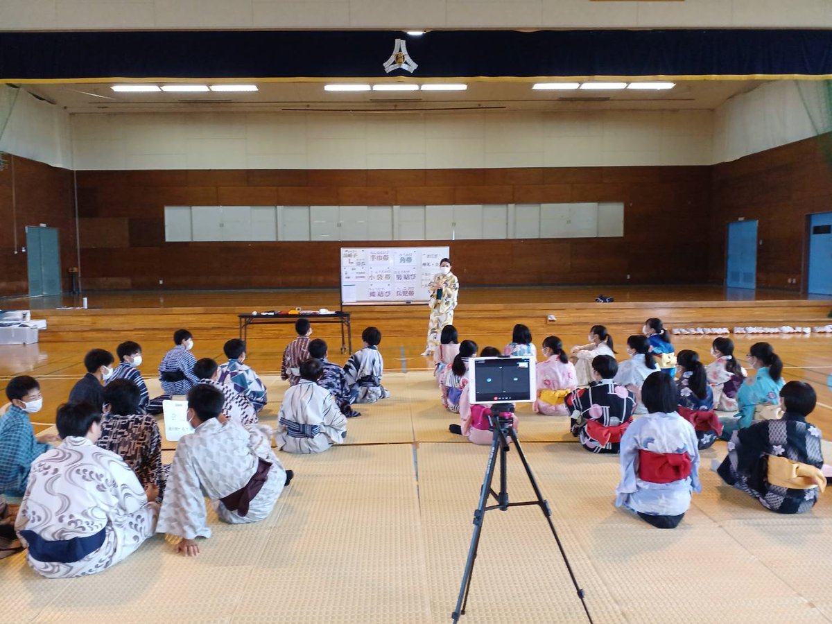 昨日の旭川校は永山南中学校きもの授業🏫教科書でしか知らなかった浴衣の着方やたたみ方は経験することできものに対する理解が深まり興... [小林豊子きもの学院【Twitter】]