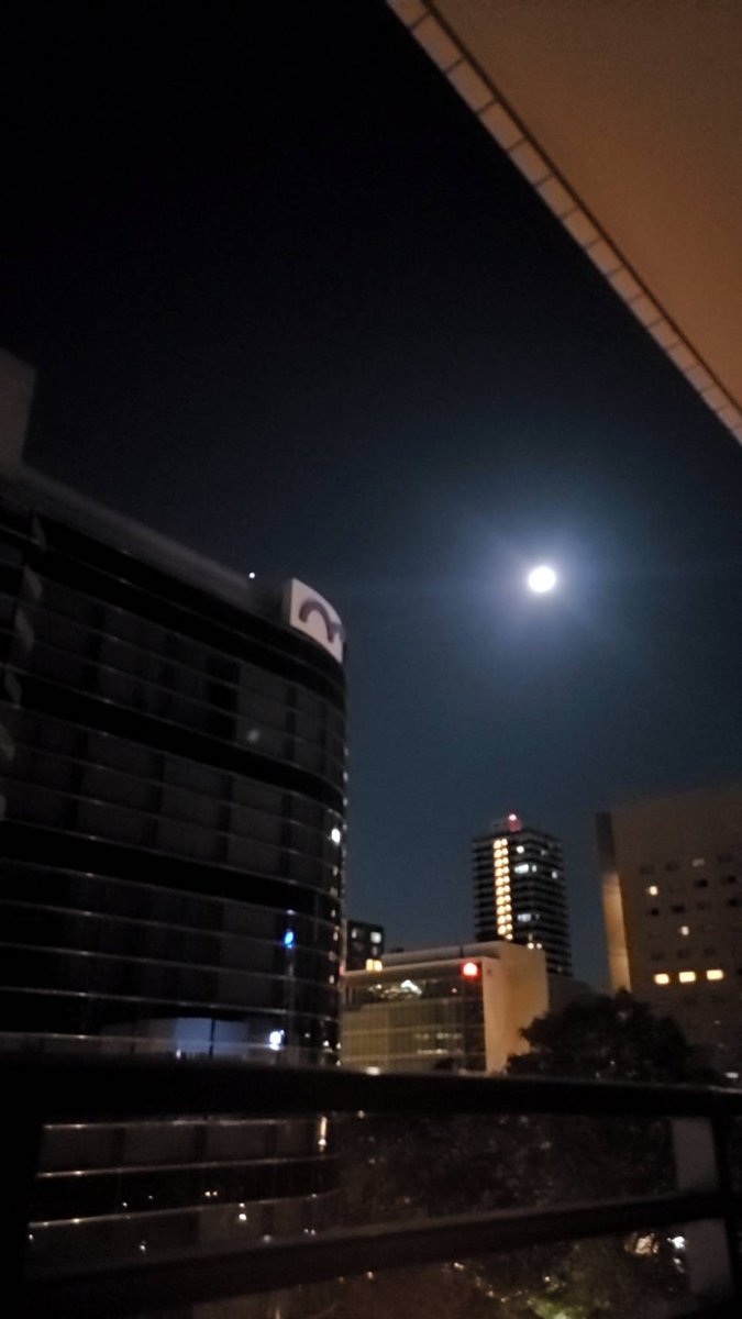 昨夜の十五夜お月様きれいでしたね🌕中国伝来の十五夜に対し日本で生まれた風習「十三夜」があります🌔十五夜だけ見るのは縁起が悪いと... [小林豊子きもの学院【Twitter】]