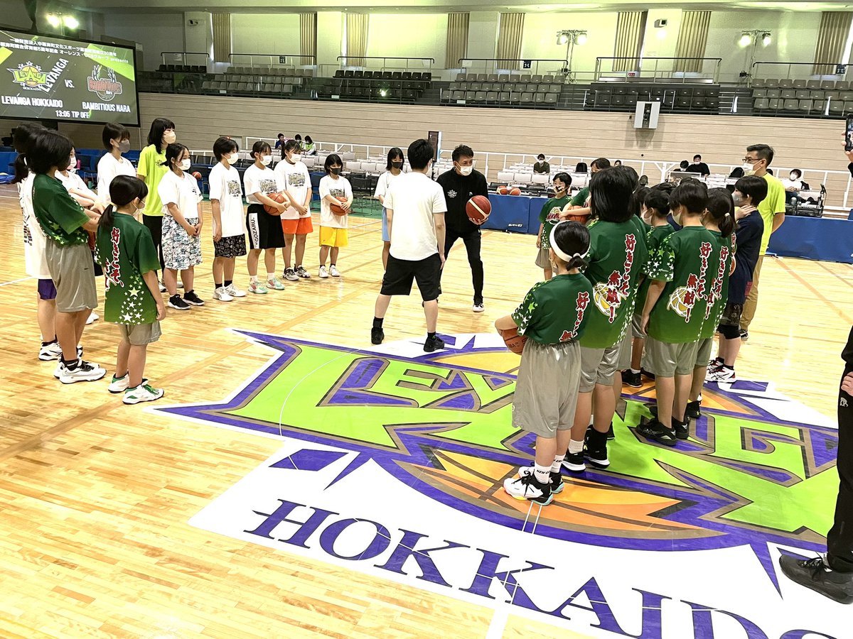 試合前のメインコートでは、バスケットボールクリニックを開催中⛹️‍♂️✨中標津ミニバスケットボール少年団中標津中学校中標津広陵... [レバンガ北海道【Twitter】]