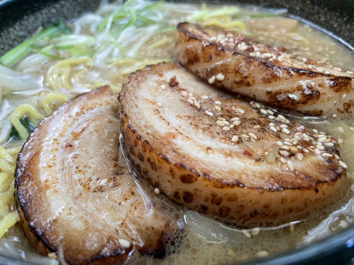 今日はどのお肉にしますか？🍖食欲の秋に食べなきゃ損！！厚切り炙りバラチャーシュー麺🍜鶏ぱいくぅ麺🍜銀波露No. 1メニュー ぱい... [らぁめん銀波露 札幌手稲店【Twitter】]