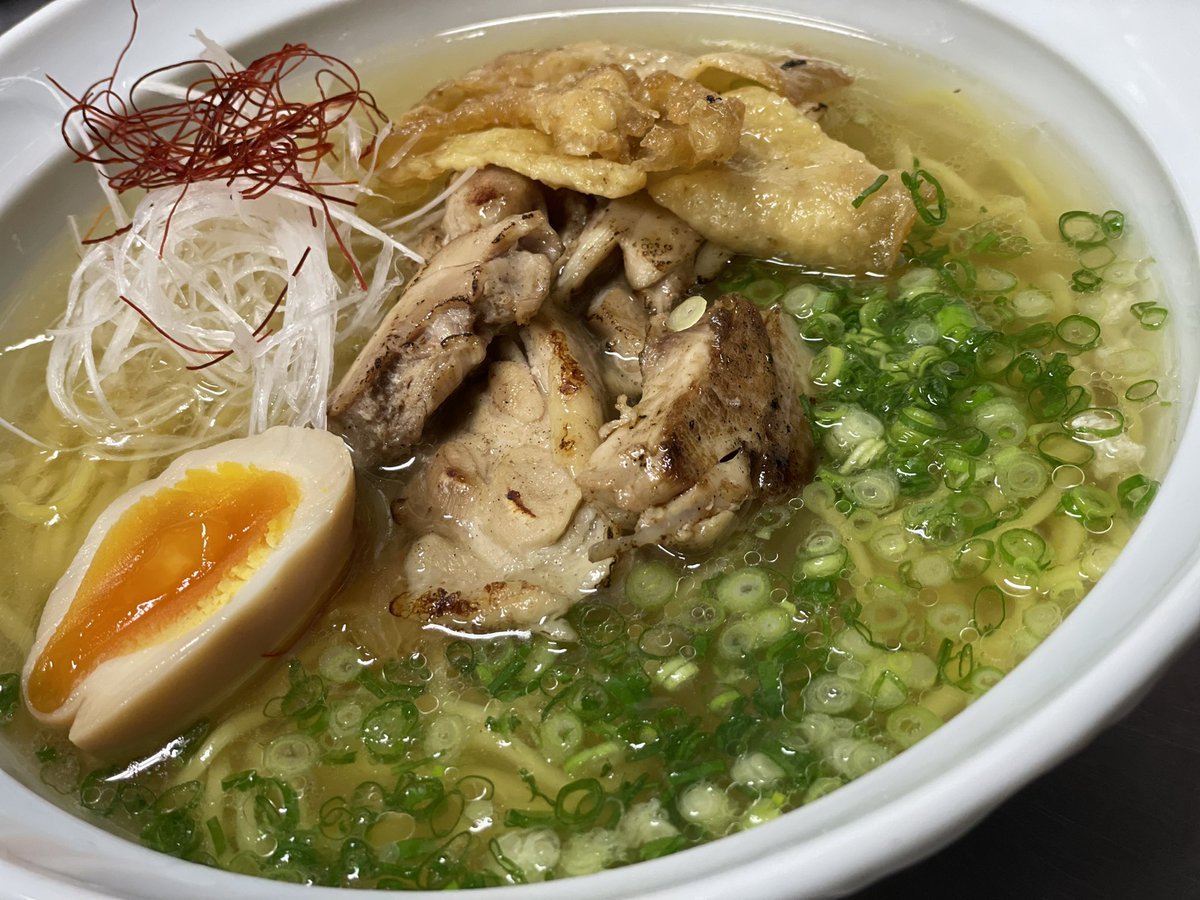 大好評！！絶好調！！！『極旨鶏しおらぁ麺』黄金スープと出汁が決め手の一杯🍜揚げた鶏皮が最高にいいアクセントです🤭🍁本日も... [らぁめん銀波露 札幌手稲店【Twitter】]