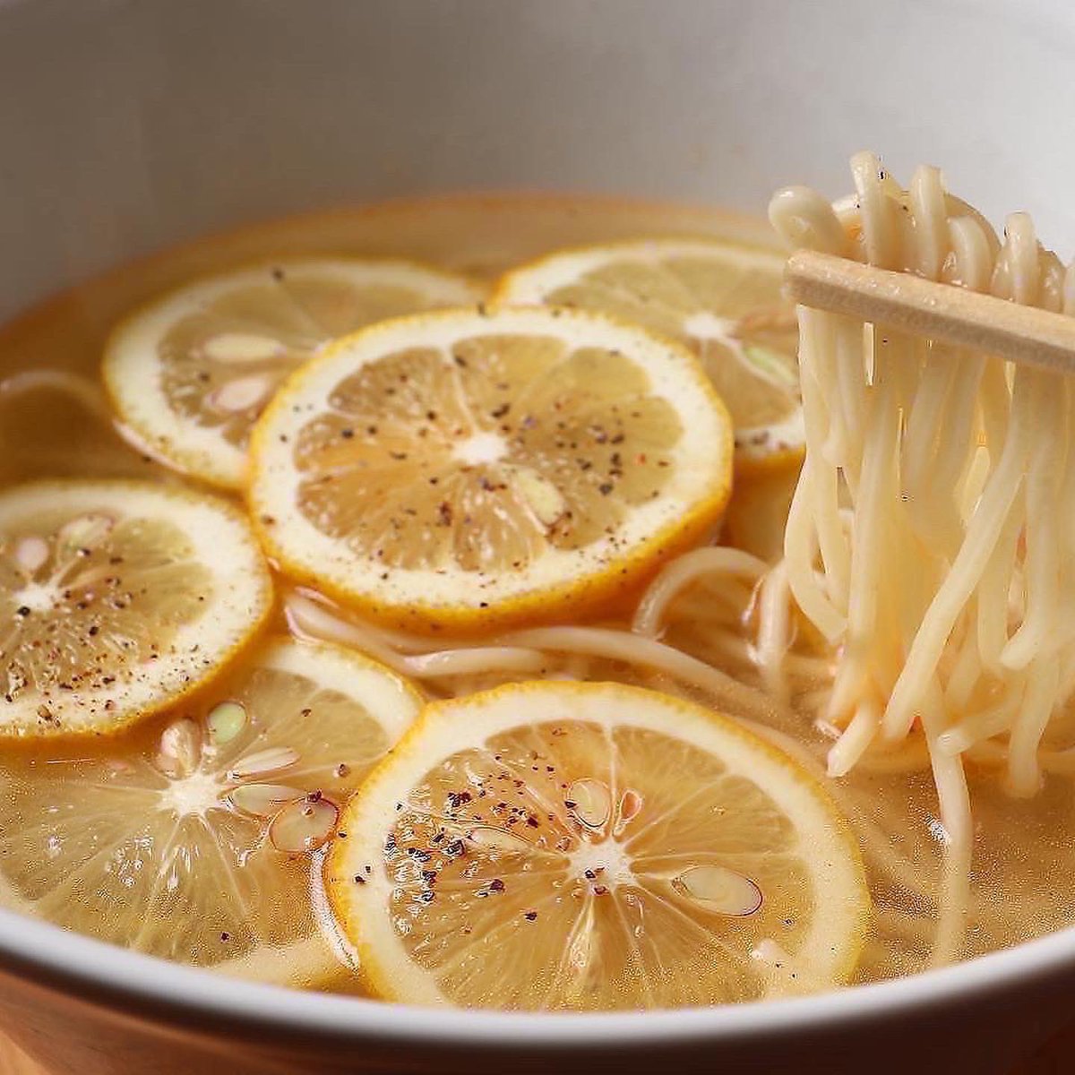 こんにちは😃寒くなってきましたー！！ジンギスカンの〆でも大人気レモンラーメン🍜帰る前に、ラーメンでしっかり身体温めて帰りま... [バル　FUJIYAMA【Twitter】]