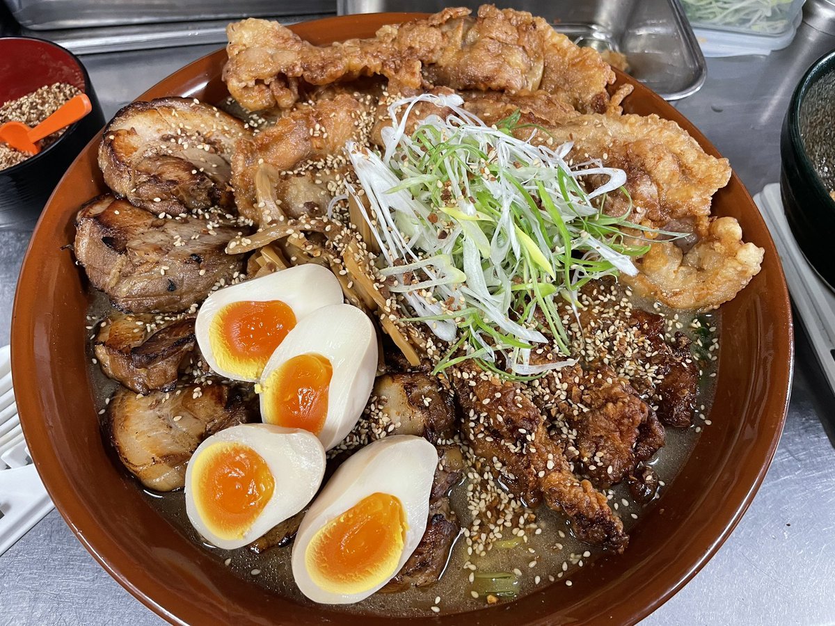 本日のデカ盛りらぁめん🍜らすかるさんがご来店してくださりました😎✨プロの方たちでもおー！ってなる銀波露手稲店のデカ盛りは相当... [らぁめん銀波露 札幌手稲店【Twitter】]