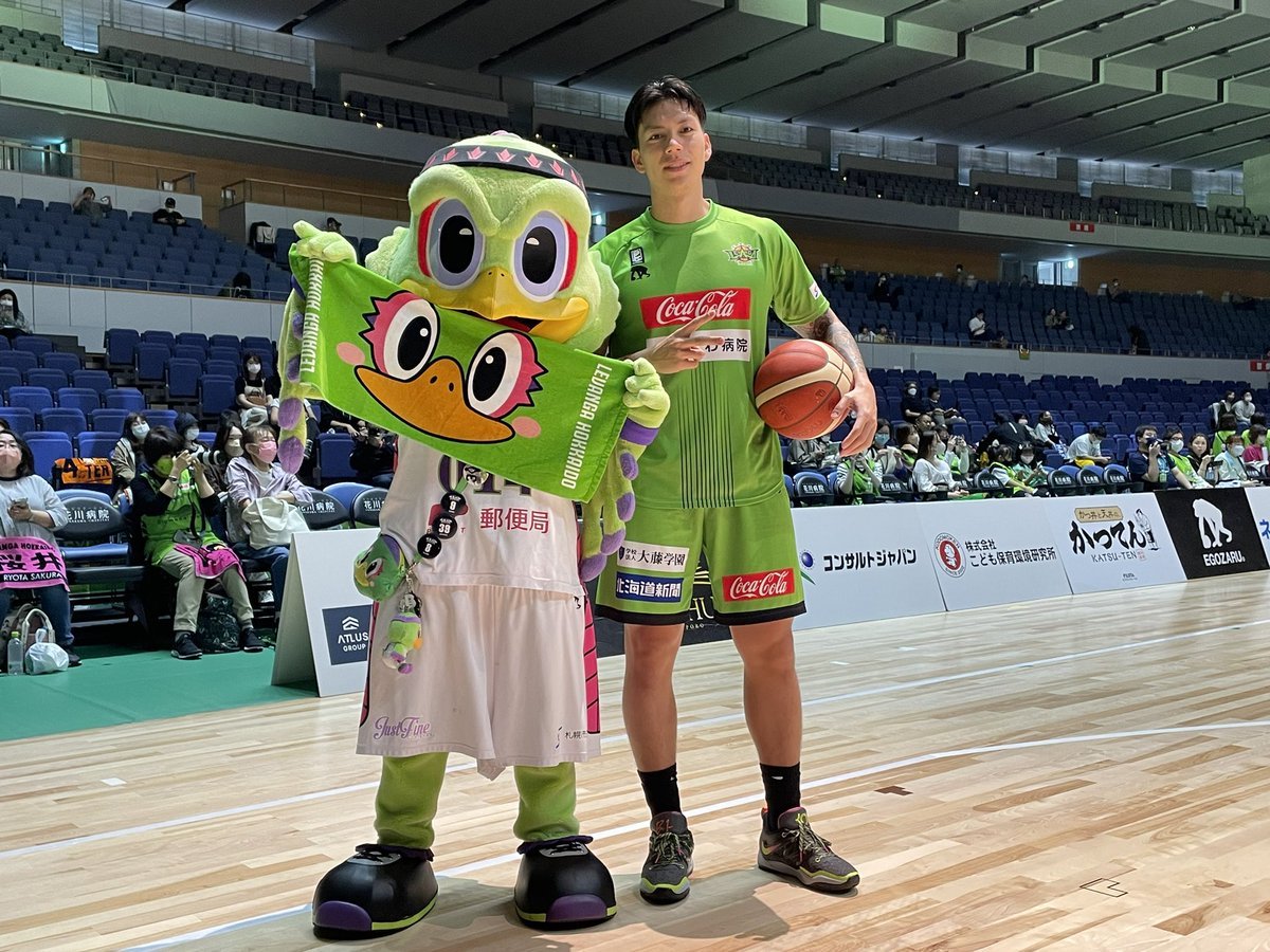 #レバード がレバードタオルを持って選手たちと記念撮影📸👀#葛原大智 選手ともパシャリ💚会場からは拍手が沸いていました👏☺️#ジョナ... [レバンガ北海道【Twitter】]