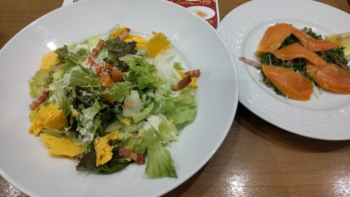 今日の、晩ご飯はサラダとサーモンカルパッチヨです!だんだんと野菜を食べていないと不安な気持ちになるのは何故でしょう？（笑） [おもちゃの平野【Twitter】]