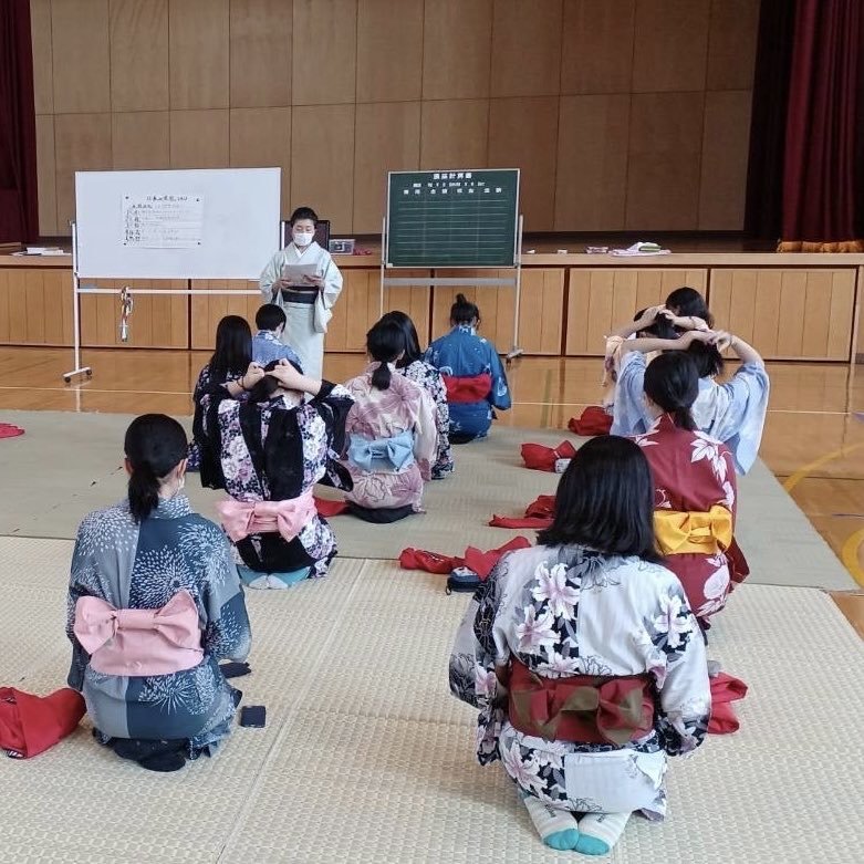 一昨日の豊富高校本日の永山南中学校と連日きもの授業であちこちの学校へ出向いております旭川校🏫着つけ体験が自国文化の深い理解のき... [小林豊子きもの学院【Twitter】]