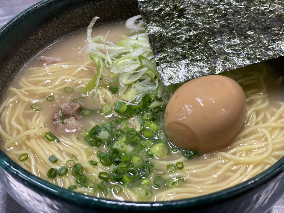 17:00より昨日販売して大好評だった『とんこつらぁめん』を本日も販売します🍜ストレートの細麺ととんこつスープが絡んでコクのある... [らぁめん銀波露 札幌手稲店【Twitter】]