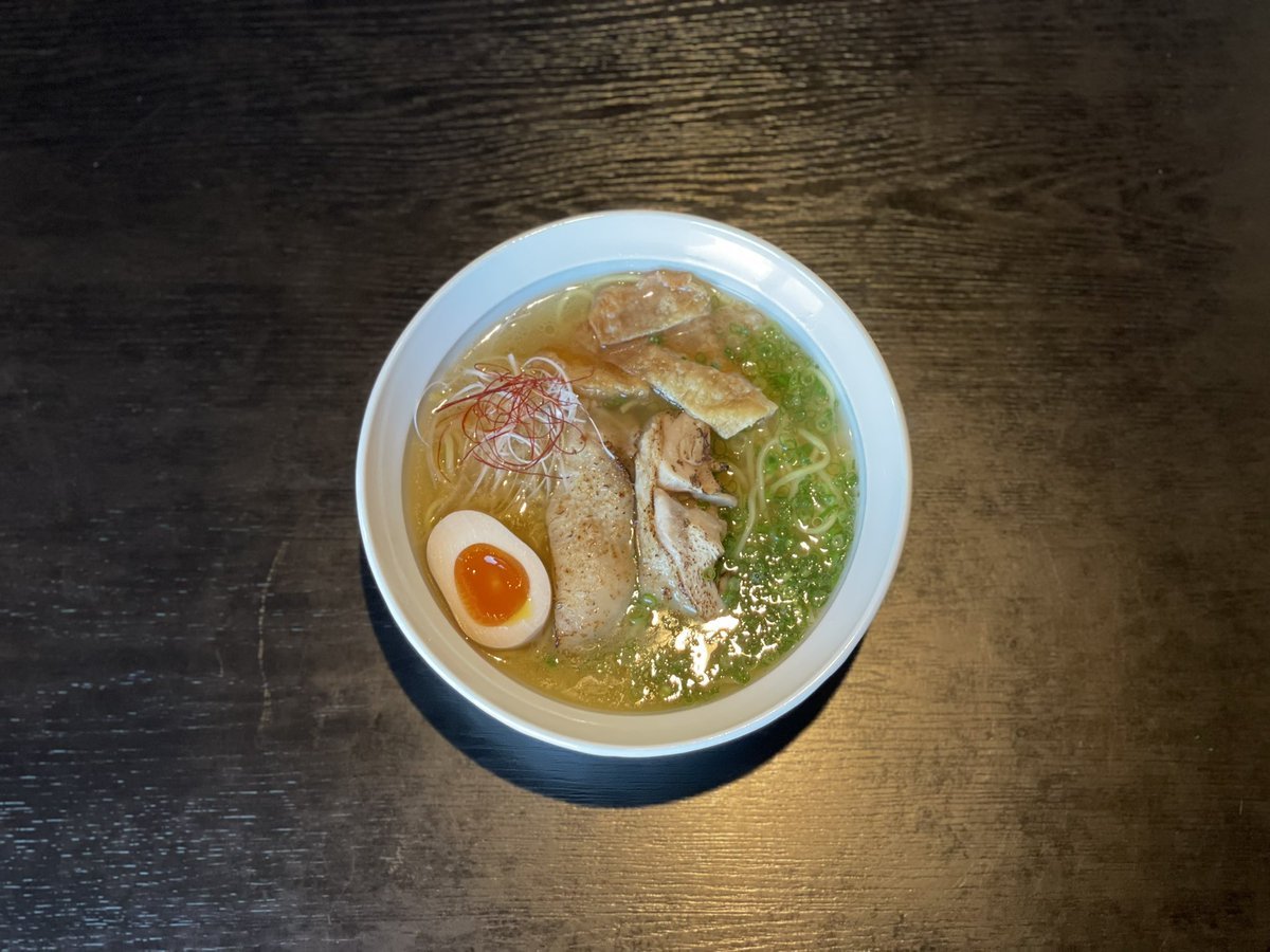 10月に入っても大好評の『極旨鶏しおらぁ麺』はあっさりしたスープで手が止まらないです🤭🍜炙った鶏チャーシューの香り、揚げた鶏皮... [らぁめん銀波露 札幌手稲店【Twitter】]