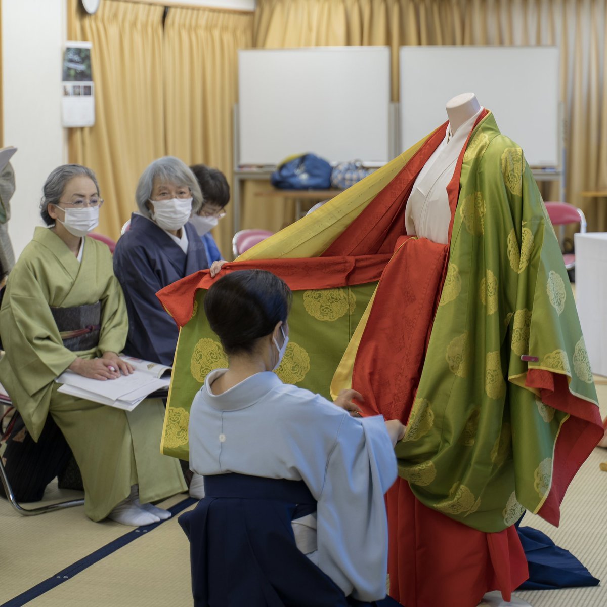 先週末開催宮島流衣紋会 名取教授による壷装束着装の様子です😌衣服の丈を短くするため裾を内側に折り上げ袋状にする「引きはこえ」と... [小林豊子きもの学院【Twitter】]