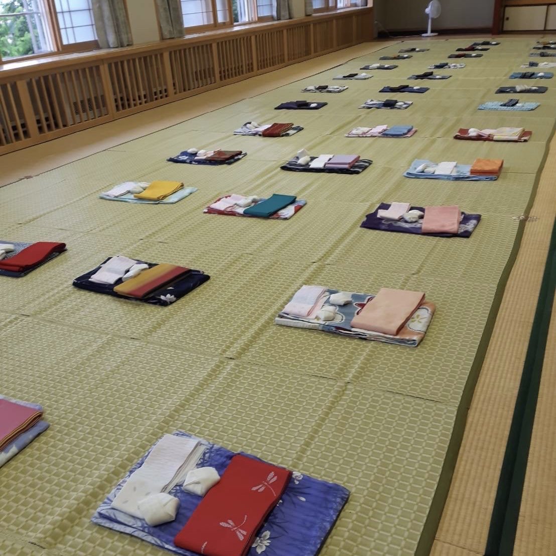 本日の北見校は女満別中学校きもの授業🏫浴衣の着つけやたたみ方の他 マナーの基本挨拶やきものの成り立ちについても学んでいただきま... [小林豊子きもの学院【Twitter】]