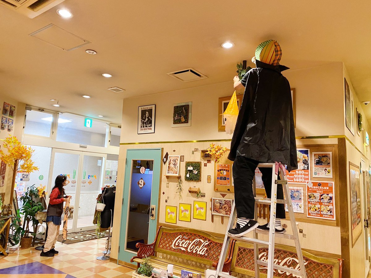 ＼ハッピーハロウィン🎃／カラオケピロス店内がハロウィン一色に✨👻やみーを中心にピロスクルーが集まりみんなでお店を飾りつけ... [カラオケピロス【Twitter】]