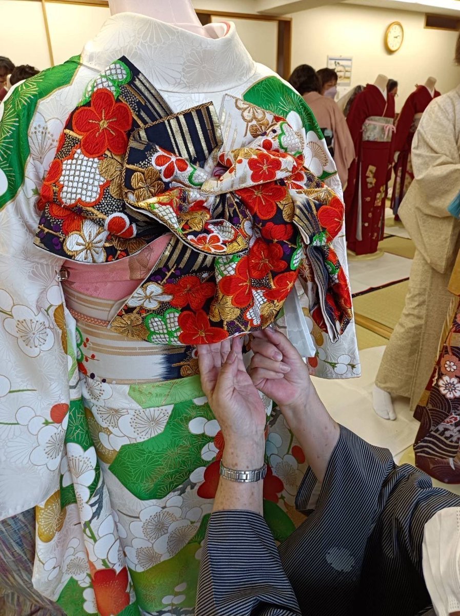 明日は札幌校できつけ師研修会を開催💐プロとして活躍する皆さんの月イチ研修です✨成人式の前撮りで忙しくなります💖手早く美しくご本人... [小林豊子きもの学院【Twitter】]