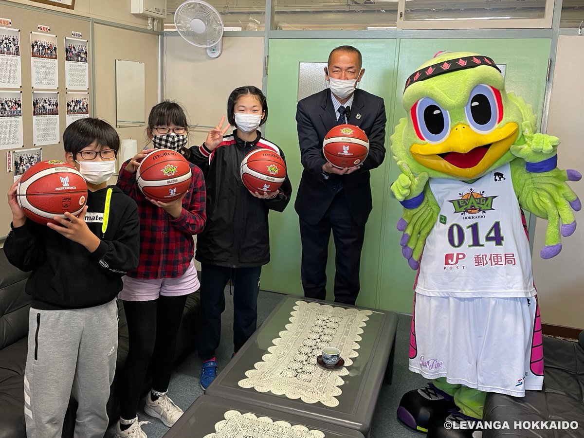 バスケットボール寄贈のご報告🏫🏀supported by #株式会社横河システム建築10月26日、学校訪問プロジェクトを実施した #札幌... [レバンガ北海道【Twitter】]