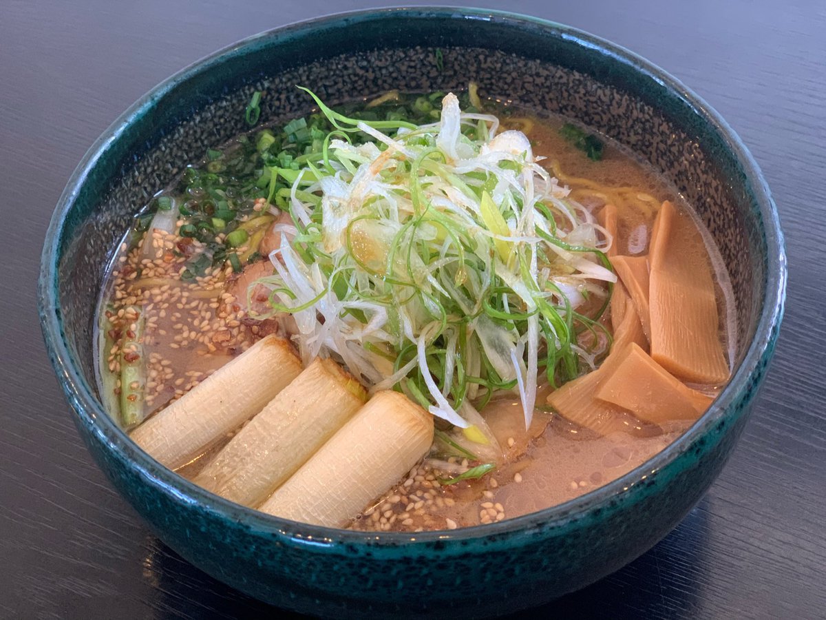 北海道産の軟白ネギをふんだんに使った『ねぎ・ネギ・葱らぁ麺』は食感も楽しいです😊✨3本入っている揚げたネギが甘くて美味しいです... [らぁめん銀波露 札幌手稲店【Twitter】]