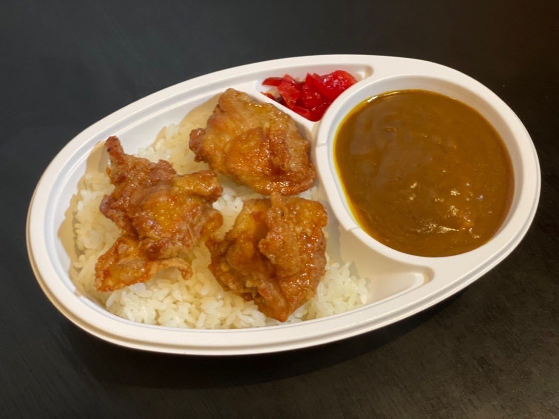 大好評のお持ち帰りカレー☺️🍛No. 1は『ざんぎカレー』です😏！パリパリ食感のざんぎとビーフカレーがベストです🔥他にも『カツカレ..... [らぁめん銀波露 札幌手稲店【Twitter】]